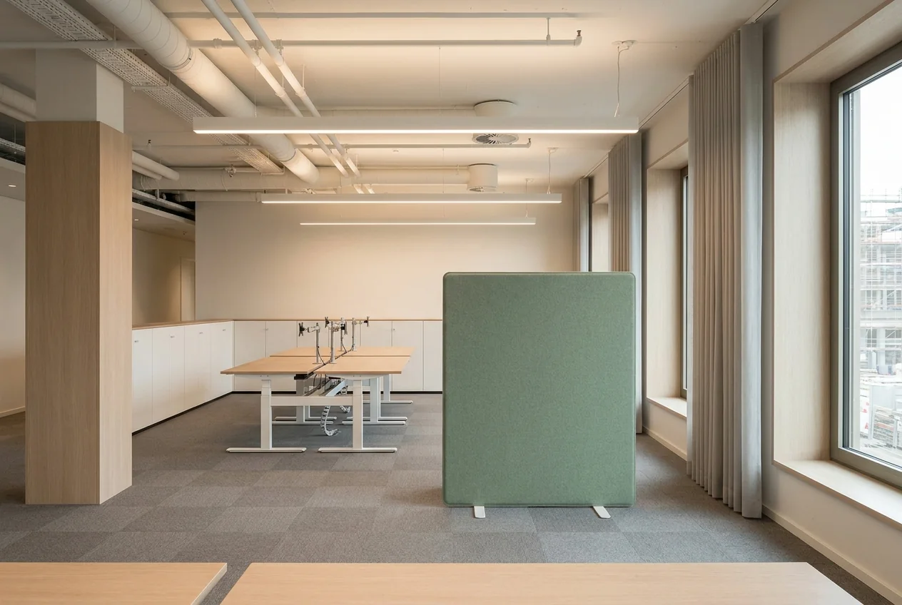 Offene Büroetage mit vier Arbeitsplätzen, Akustik-Stellwand in Salbeifilz und Sideboardzeile an der Rückwand